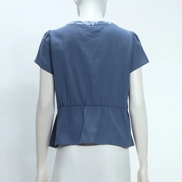 【ILEY 伊蕾】層次印花拼接純棉上衣(深藍；M-XL；1252071029)