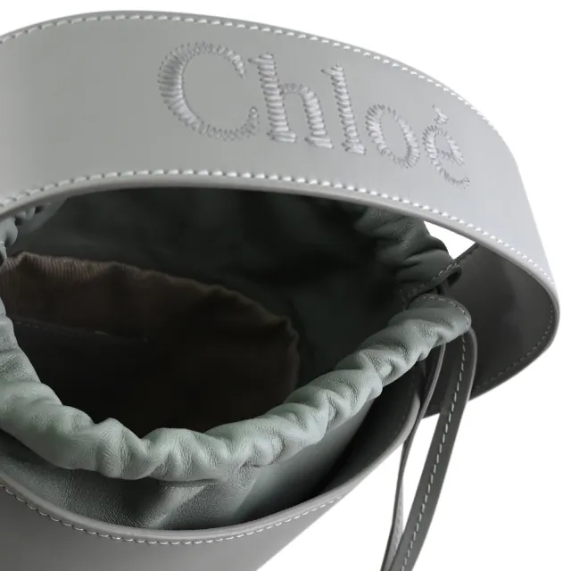【Chloe’ 蔻依】Sense Bucket 簡約電繡LOGO小牛皮手提兩用包水桶包(灰綠)