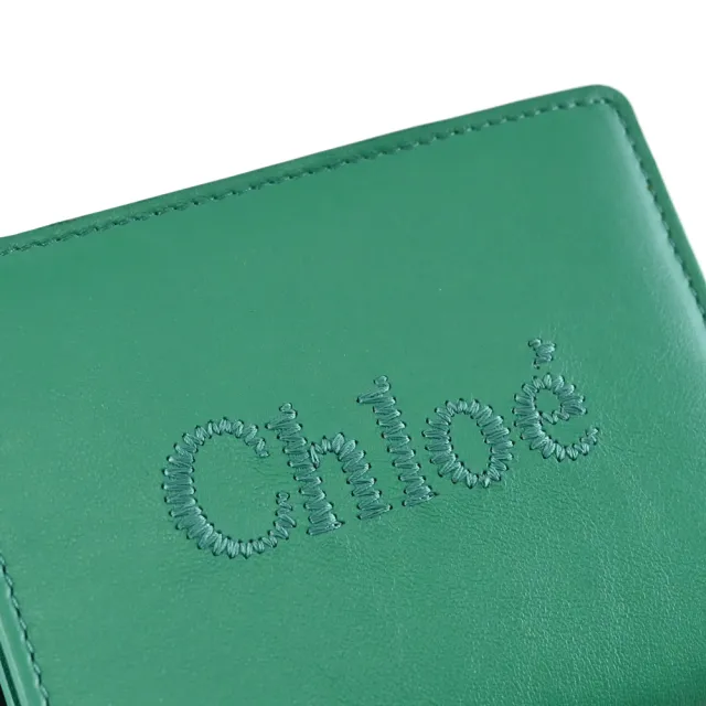 【Chloe’ 蔻依】SENSE 簡約電繡品牌LOGO小牛皮對折扣式零錢短夾(綠)