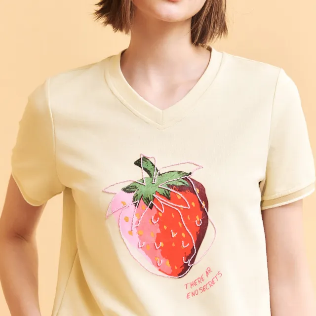 【OUWEY 歐薇】V領大草莓圖案刺繡純棉T恤(杏；S-L；3252171217)