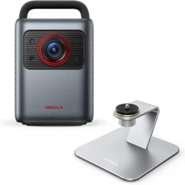 NEBULA Cosmos Laser 是一款高效能家用劇院微型投影機，搭載4K UHD解析度（3840x2160）與1840 ANSI Lumens亮度，提供1500000:1動態對比與150吋投影畫面。支援3D立體投影、雷射光源壽命長達25000小時，內建喇叭，銀黑色設計輕巧僅4.85kg。適合居家娛樂，投射比例1.27，16:9畫面比例，輕鬆打造沉浸式觀影體驗。保固一年，BSMI認證。