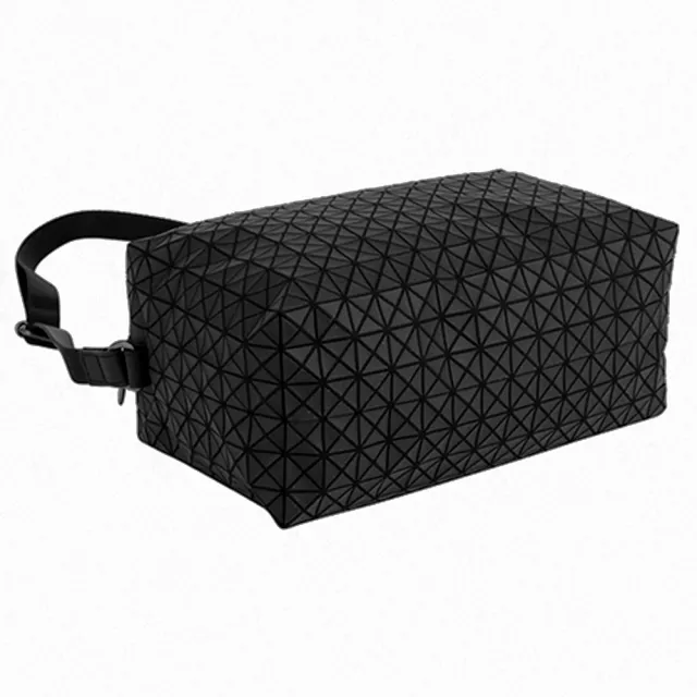 【ISSEY MIYAKE 三宅一生】BAOBAO 細格紋斜背馬鞍包(霧面黑)
