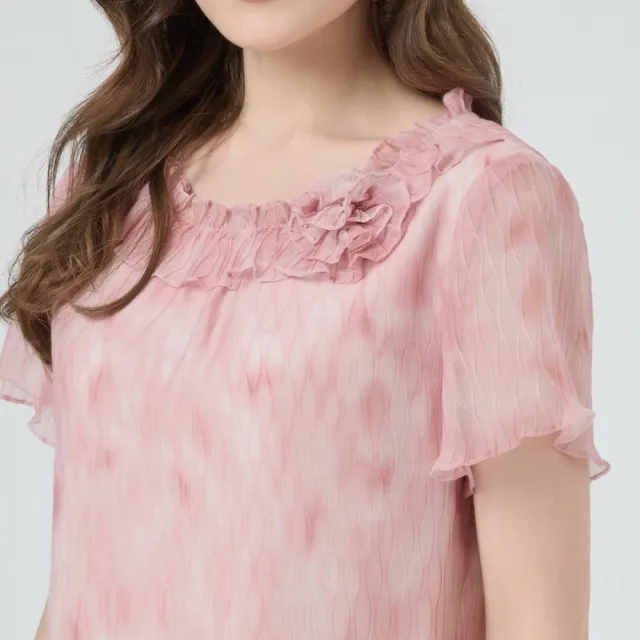 【ILEY 伊蕾】渲染波浪細褶印花上衣(粉；M-XL；1252071413)