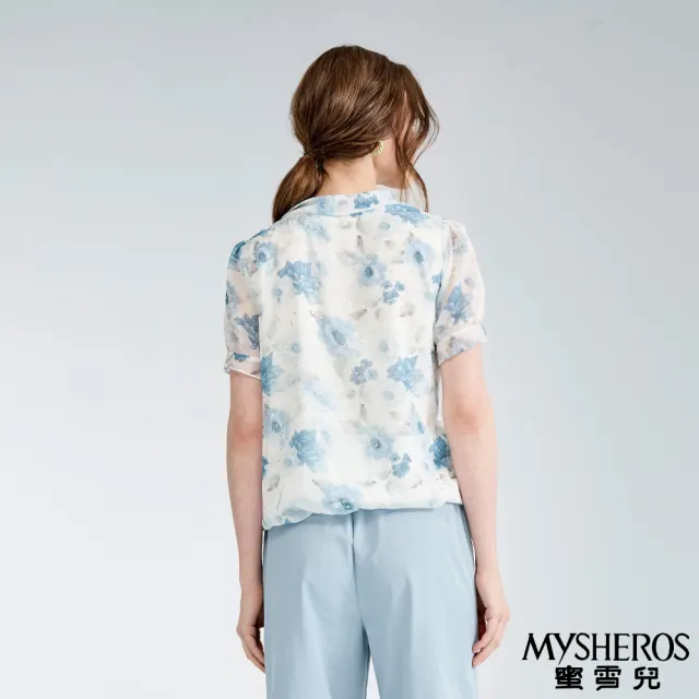 【MYSHEROS 蜜雪兒】雪紡造型上衣 水墨渲染花卉印花 圓翻領珍珠吊墜裝飾(淺藍)