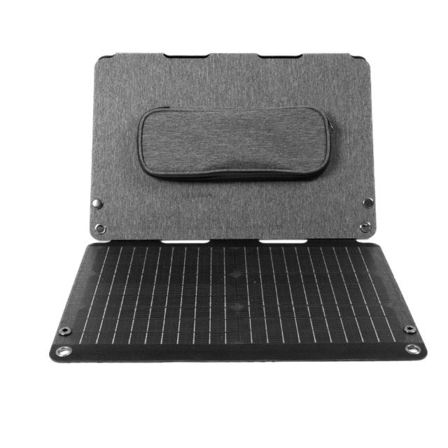 ROOMMI 太陽能充電板，專為露營及其他戶外活動設計的高效能太陽能充電裝置，利用太陽光轉換電力，為手機、平板等行動裝置提供穩定綠色能源。輕便耐用、防水防塵，完美適合其他露營週邊使用，讓您遠離插座也能保持電力充沛。