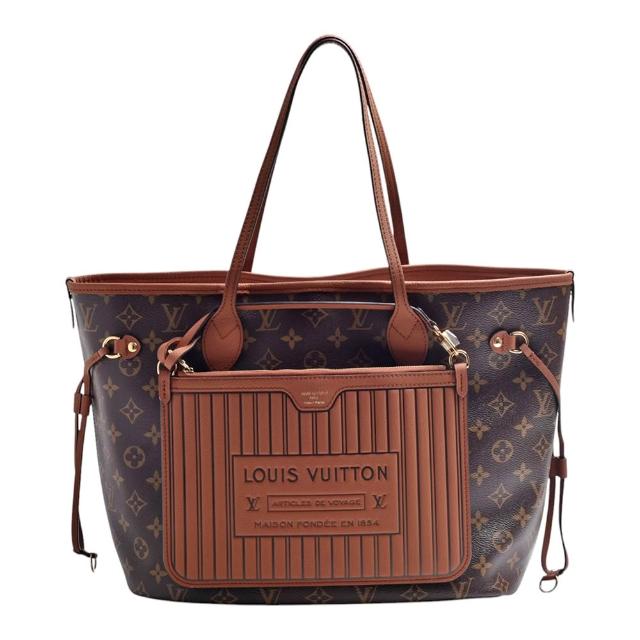 全新 LOUIS VUITTON 路易威登 M12061 Neverfull Inside Out MM 系列肩揹包，採用咖啡色系帆布與牛皮雙面設計，展現經典LV風格。內附LV原廠防塵袋與專櫃購買證明影本，為歐洲專櫃平行輸入商品，產地為法國。尺寸為長31cm、寬14cm、高28cm，提把高度20cm，可輕鬆搭配手提或肩背。內部設定1個內袋，可容納A4檔案，適合日常出勤與輕便出遊使用。