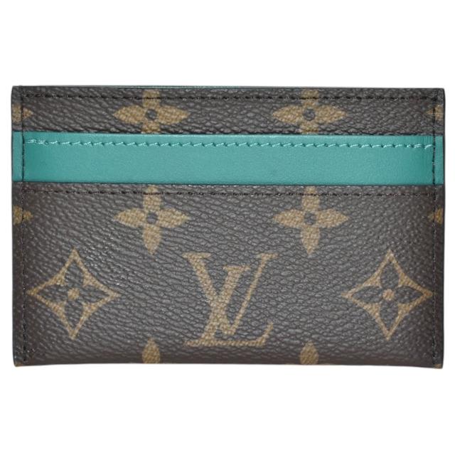 LV LOUIS VUITTON路易威登 M12839 Monogram 塗層帆布牛皮雙面名片夾 全新 LOUIS VUITTON 路易威登 M12839 塗層帆布牛皮雙面名片夾,採用高品質牛皮製成,經典 Monogram 花紋設計,適合男女使用。附原廠包裝盒與防塵套,尺寸為 11x7x0.5 公分,來自法國歐洲直營,外層有 5 個夾層,內層無夾層,為您提供時尚且實用的辦公配件。