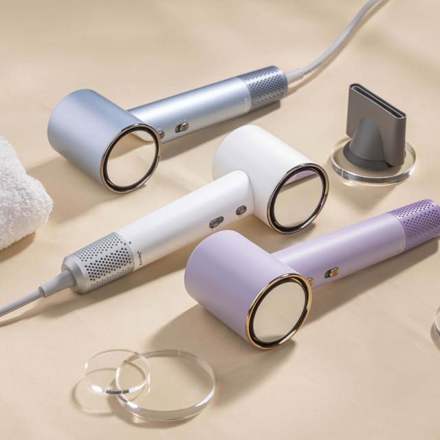 JY-HD351 是 JWAY 系列的高階溫控吹風機，具備 11 萬轉負離子技術，有效減少靜電與毛躁。內建 NTC 溫控系統，可實現秒溫度偵測，提供 55 度護髮模式與 80 度熱風模式，並有冷風功能。整體重量僅 372 公克，輕便易攜，適合旅行使用。主機板散熱設計提升使用體驗與壽命，並提供供應商保固與 110V 電壓支援。