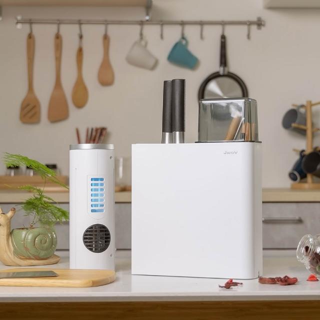 JWAY JY-NF111 廚房萬用烘乾消毒機是家用廚房必備的滅菌刀座，專為刀具、筷子及廚房用品設計，提供高效UV紫外線消毒與熱風烘乾功能，有效去除細菌與水分，保持廚房衛生。採用耐用ABS + PP材質，本體尺寸28.5 x 8 x 31.6 cm，重量僅1.85 kg，110V / 60Hz電壓，90W低功率運作。配件包含可分離式烘乾消毒主機、刀具筷架烘乾座、透明上蓋及滴水盤，方便清潔與使用。產地中國，國際條碼4710562960280，一年功能保固。適合忙碌家庭，提升廚房清潔效率，購買JWAY JY-NF111 烘乾消毒機，讓您的廚房永遠乾淨無菌！