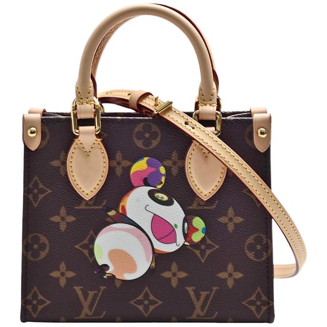 LV LOUIS VUITTON路易威登 M13668 村上隆熊貓經典 OnTheGo BB Monogram 帆布手提/斜背包 這款 LV LOUIS VUITTON 路易威登 M13668 村上隆熊貓經典 OnTheGo BB Monogram 帆布手提斜揹包為全新商品,採用咖啡色系的牛皮與帆布材質,設計時尚且實用。內層為布面材質,內設1個內袋,方便收納小物。配有原廠防塵套與可調背帶,背帶全長約99cm,適合日常出勤與休閒使用。來自法國製造,為女性設計,釦式開口,輕便易攜。