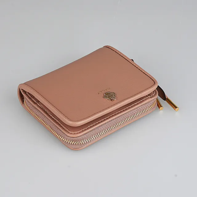 【BALLY】BALLY ESSENTIAL 學院風LOGO 小牛皮6卡釦式拉鍊對折短夾(奶油胡桃棕)