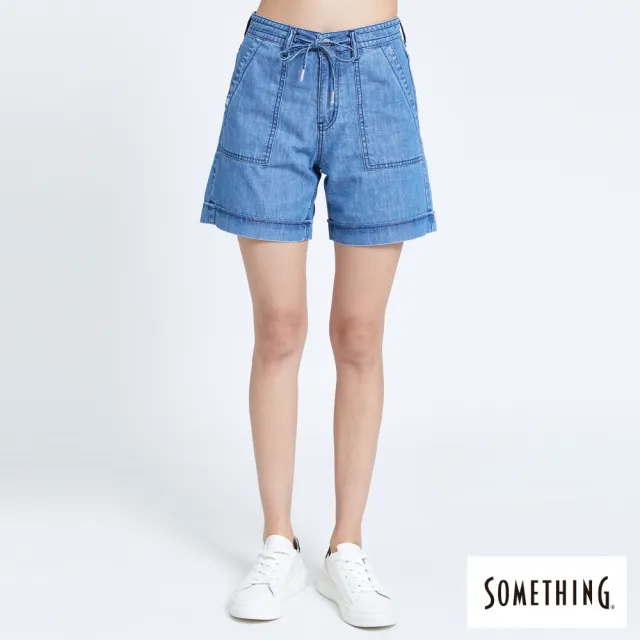 【SOMETHING】女裝 NEO FIT綁繩貼袋五分褲(拔洗藍)
