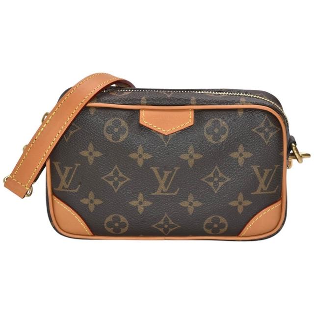 LV 路易威登 M14058 Trocadéro 系列 Monogram 帆布仿舊牛皮飾邊斜揹包，咖啡色系設計，全新商品，來自歐洲原廠。拉鍊式開口，內設1個夾層，適合存放相機與配件，背帶全長86cm，輕便實用，為時尚配備增添品味。