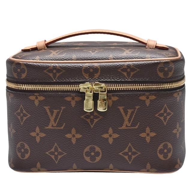 LV LOUIS VUITTON 路易威登 M44495 NICE MINI 經典 Monogram 帆布拉鍊化妝箱，採用咖啡色系牛皮與帆布製成，精緻拉鍊式開口，內層為牛皮材質，內設1個內袋，適合日常使用與收納化妝用品，原廠防塵套與包裝盒齊全，來自義大利製造，歐洲來源，女性設計。