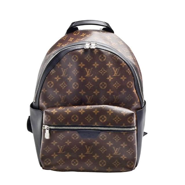 LV LOUIS VUITTON 路易威登 M46684 經典 Discovery PM Monogram 帆布拉鍊後揹包，採用高質感咖啡色系牛皮與帆布製成，設計簡約大方，適合女性日常使用。配有原廠防塵套，尺寸為長27cm、寬11cm、高40cm，提把高度4cm，背帶長約70cm（可調整），內外皆有3個口袋，方便收納與整理。來自法國製造，歐洲來源，是時尚與實用兼具的經典選擇。