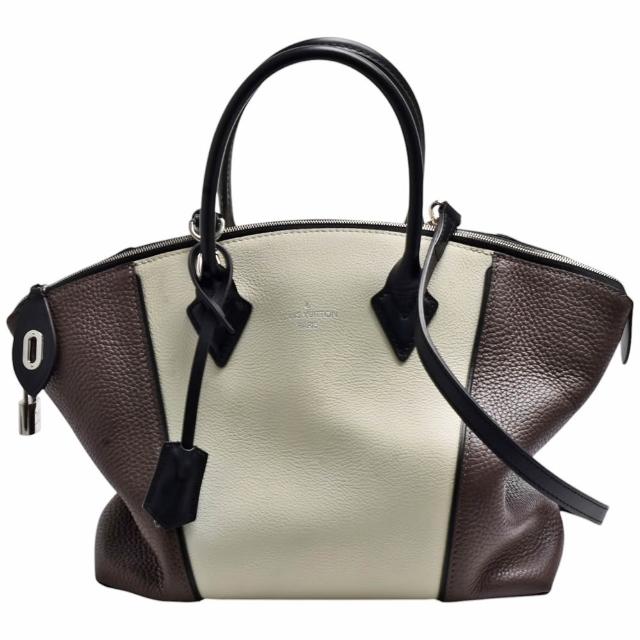 LV LOUIS VUITTON路易威登 M51066 SOFT LOCKIT PM 雙色 Taurillon 牛皮手 全新 LOUIS VUITTON 路易威登 M51066 SOFT LOCKIT PM 雙色 Taurillon 牛皮手提包,白色系與咖啡色系拼接設計,簡約時尚。外層與內層皆為高質牛皮,搭配原廠防塵套、鎖頭、鑰匙與背帶,尺寸為長39cm、寬12cm、高23cm,提把高度10cm,背帶全長約92cm,適合女性日常使用。拉鍊式開口,內有3個口袋,無底珠與外袋設計,不適合放置A4檔案。法國製造,來自歐洲,是優雅與實用兼具的經典選擇。
