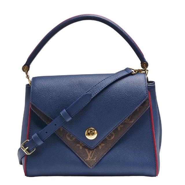 這款 LV LOUIS VUITTON 路易威登 M55022 經典 DOUBLE V 系列粒紋小牛皮兩用包，為女性設計，藍色系外觀展現高階時尚感。外層與內層皆為小牛皮質地，搭配原廠防塵袋與可拆背帶，背帶全長約84cm，輕便實用。尺寸為長28cm x 寬15cm x 高23cm，提把高度12cm，適合日常出勤與休閒使用，內部有3個夾層，外部無夾層，總共有2個外袋與2個內袋，無底珠設計，不適合放置A4檔案。來自歐洲，法國製造，為二手商品，狀態良好。