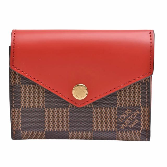 全新 LOUIS VUITTON 路易威登 N60166 經典 ZOÉ系列三折短夾，採用 Damier 帆布與牛皮拼接設計，呈現高雅時尚風格。咖啡色系與紅色系雙色選擇，搭配釦式開口與5個內部夾層，適合日常攜帶與搭配各式穿搭。來自法國原廠，附原廠防塵套與包裝盒，為女性時尚配飾首選。