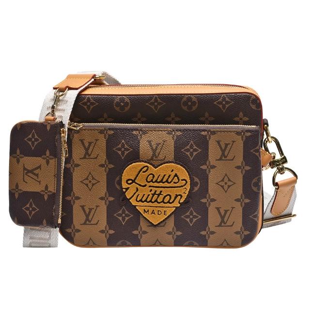 LV LOUIS VUITTON 路易威登 M45965 限量 TRIO 系列經典 Monogram 帆布印花組合拉鍊信差袋，採用咖啡色系牛皮與帆布材質，內附原廠防塵袋、零錢包與收納包，尺寸為長25cm、寬6cm、高19cm，背帶全長約101cm，適合女性日常使用，為歐洲原裝進口商品。