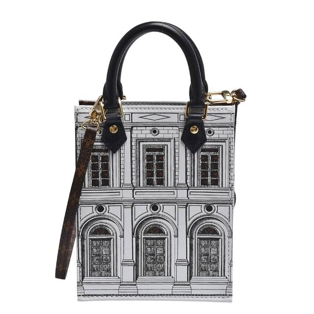 LV LOUIS VUITTON 路易威登 M80991 特別版經典 PETIT SAC PLAT 系列帆布手提斜揹包，採用高品質牛皮與帆布材質打造，白色系與咖啡色系可選，適合女性日常使用。此款為兩用設計，可作為手提包或斜揹包使用，配有原廠防塵套與背帶，尺寸為長14cm、寬5cm、高17cm，提把高度6cm，背帶全長111cm。來自西班牙製造，為歐洲來源商品，輕便實用，兼具時尚與經典風格。