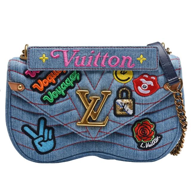 LV LOUIS VUITTON 路易威登 M67538 NEW WAVE 系列標誌徽章單寧手提肩揹包，採用高質感藍色系牛仔布與牛皮拼接設計，展現經典法式風格。此款為女款兩用包，配有可拆式提把25cm及40cm背帶，方便手提與肩背。內層為牛皮材質，內建1個內袋，適合日常攜帶與儲物需求。商品附原廠防塵套，來自歐洲原廠，產地為義大利，是追求時尚與品質的必備配件。