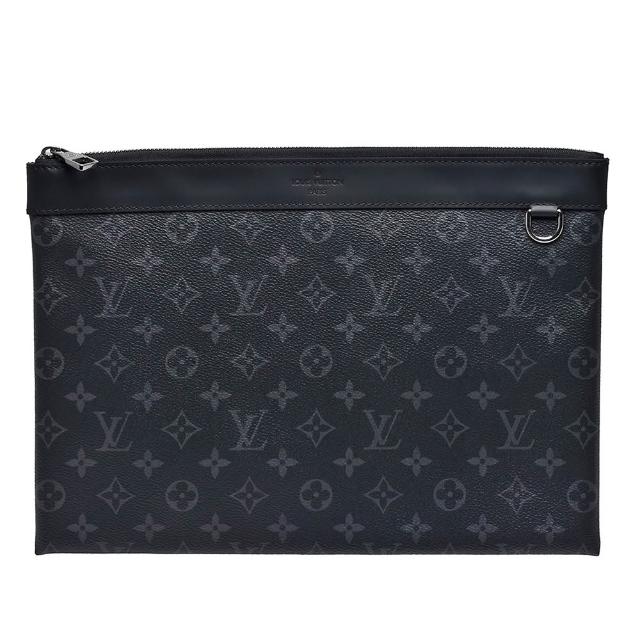 LV LOUIS VUITTON路易威登 M62291 DISCOVERY POCHETTE Eclipse 帆布牛皮飾邊手拿包 LV LOUIS VUITTON 路易威登 M62291 DISCOVERY POCHETTE Eclipse 手拿包,黑色與咖啡色系選擇,外層為帆布與牛皮飾邊設計,內層為布面材質,配備原廠防塵套。尺寸為長33cm、高24cm,適合日常攜帶,男款設計簡約時尚,拉鍊式開口,內有1個內袋,無背帶與提把,法國製造,來自歐洲。