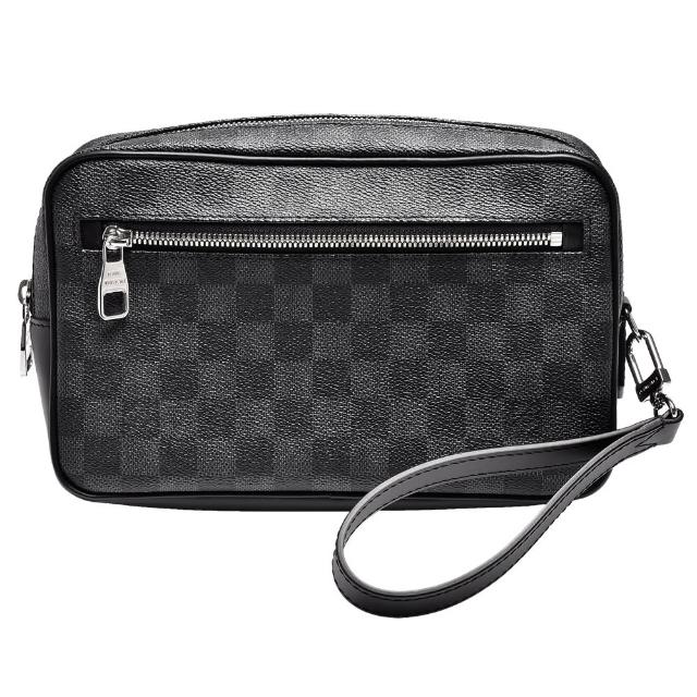 LV LOUIS VUITTON路易威登 N41664 Kasai 系列 Damier Graphite 帆布小牛皮飾邊手拿/掛腕包 LOUIS VUITTON 路易威登 N41664 Kasai 系列 Damier Graphite 帆布小牛皮飾邊手拿包,採用經典灰色Damier Graphite帆布與小牛皮飾邊設計,展現LV標誌性風格。此款手提包為拉鍊式開口,內有10個夾層與3個內袋,方便收納隨身物品。附原廠防塵袋與可拆式掛腕提把,尺寸為長24cm、寬6cm、高16cm,適合日常出門使用。來自法國製造,為歐洲真品,男女皆可使用,是時尚與實用兼具的經典配件。