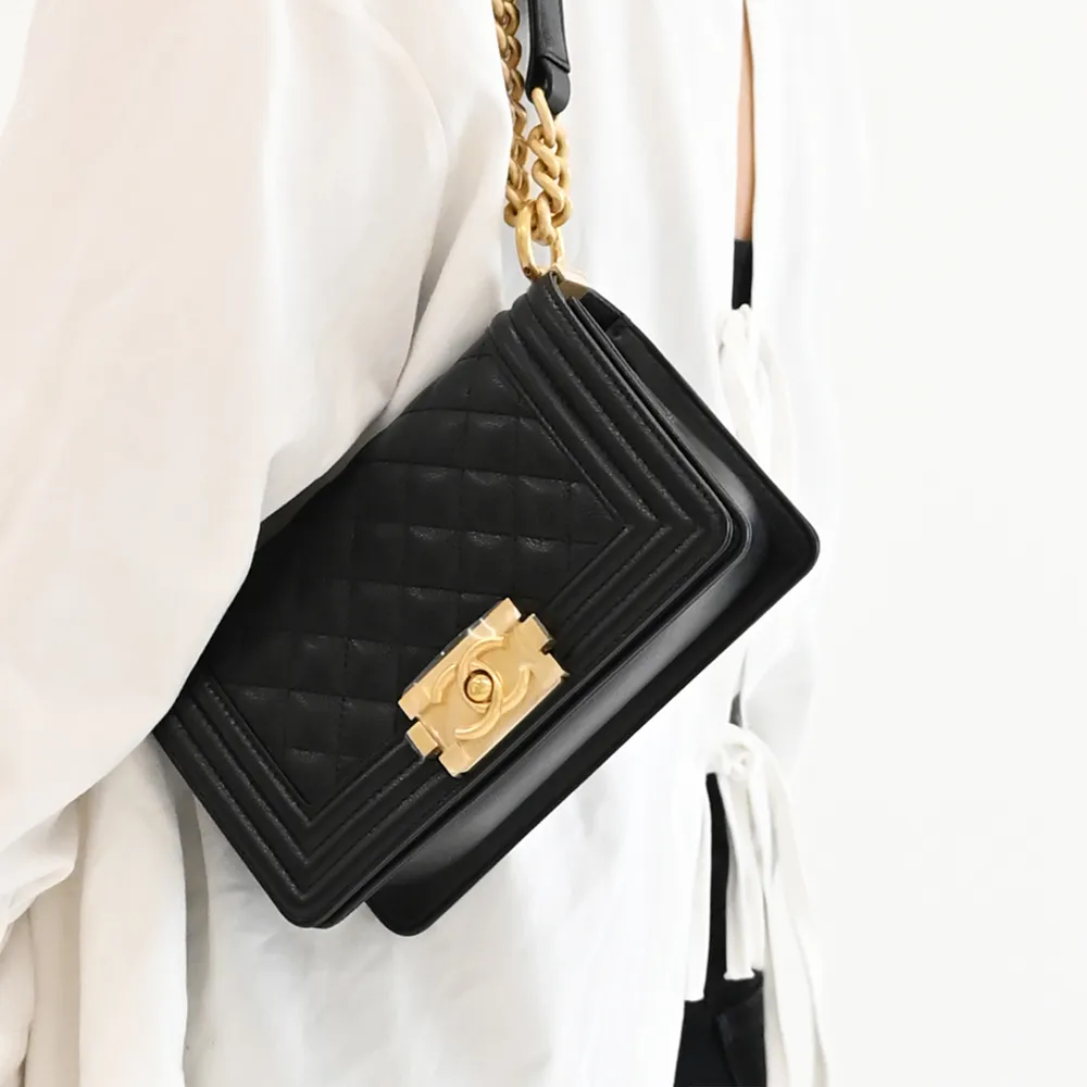 CHANEL 香奈兒】BOY系列經典仿舊LOGO小牛皮肩斜三用銀鍊包(黑金20CM) - momo購物網- 好評推薦-2026年1月