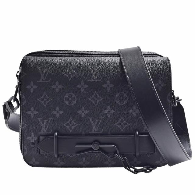 LV LOUIS VUITTON 路易威登 M45585 經典 Steamer 系列 Eclipse 帆布斜背郵差包，黑色系設計，融合高雅與實用風格。外層為牛皮與帆布拼接，內層為布面材質，提供1個內袋與1個內部夾層，方便分類收納。配有原廠防塵套與包裝盒，背帶全長約109cm，適合日常出勤與通勤使用。來自法國製造，歐洲來源，男女皆宜，拉鍊式開口設計，輕便實用，是時尚與機能兼具的經典選擇。