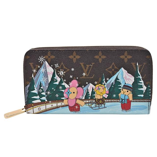 全新 LOUIS VUITTON 路易威登 M82614 長夾，採用經典 Monogram 帆布製成，搭配咖啡色系設計，並印有吉祥物溜冰歷險圖案。拉鍊式開口，內附18個夾層與1個內袋，適合日常攜帶與整理。原廠防塵袋與包裝盒齊全，來自法國歐洲直營，適合女性使用。