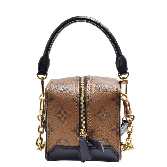 全新 LOUIS VUITTON 路易威登 M47124 經典 Dice 系列小方包，採用 Monogram 印花帆布與牛皮製成，為女性設計的兩用包款，可手提或斜背。咖啡色系外觀典雅大方，配有原廠防塵套、背帶、提把與鍊帶，尺寸為 9.5 x 9.5 x 9.5 公分，提把高度 7 公分，背帶全長約 86/62 公分，法國製造，來自歐洲，無內外袋與底珠設計，不適合放入 A4 檔案。