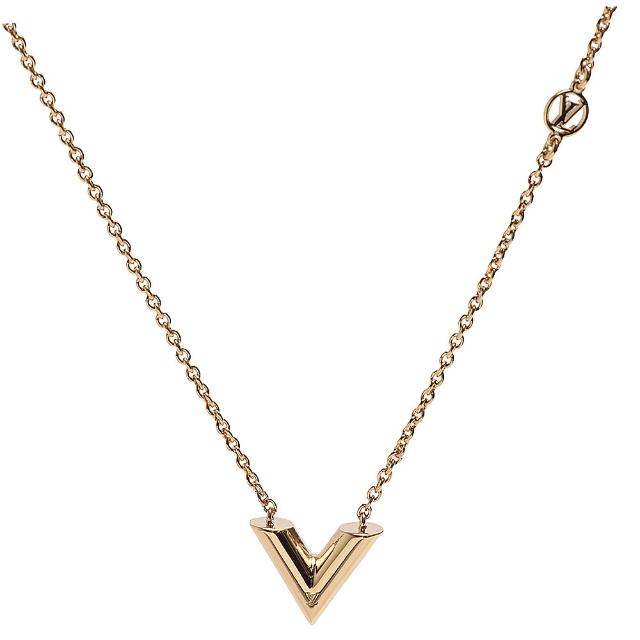 全新 LouisVuitton 路易威登 M00857 飾品 Essential V LOGO 標誌金色項鍊，採用合金材質打造，鍊子長度為 42 cm + 5 cm，墜飾長度 1.5 cm，附原廠紙盒與品牌小卡，時尚百搭的經典設計。