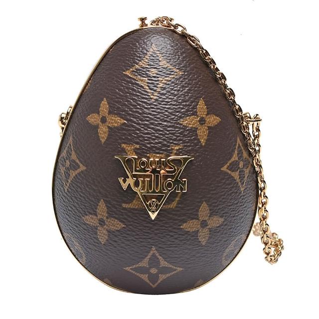 LV LOUIS VUITTON路易威登 MP2588 經典 Monogram 帆布 EGG 硬殼斜背包 LV LOUIS VUITTON 路易威登 MP2588 經典 Monogram 帆布 EGG 硬殝斜揹包,採用高質感咖啡色系牛皮與帆布製成,設計簡約大方,適合女性日常使用。配有原廠防塵套與包裝盒,尺寸為長9cm、寬7cm、高13cm,背帶全長約104cm,輕便實用,為時尚與機能兼具的選擇。