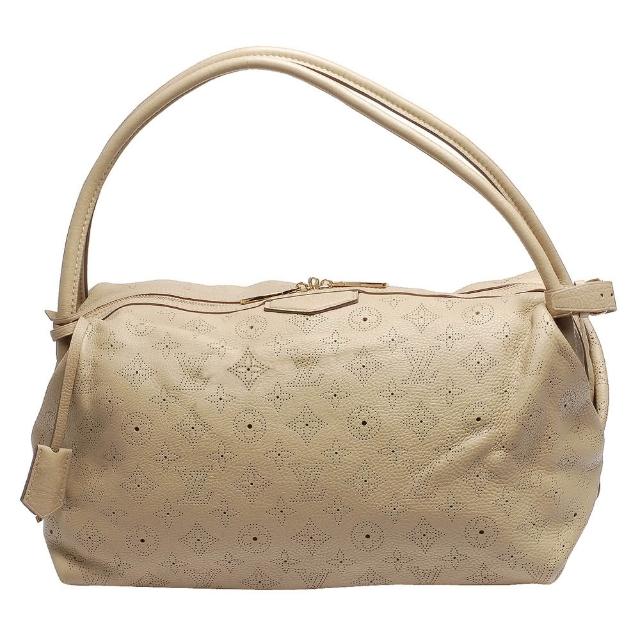 LV LOUIS VUITTON路易威登 M93825 MAHINA 系列 Galatea MM 小牛皮打孔肩背包 LV LOUIS VUITTON 路易威登 M93825 MAHINA 系列 Galatea MM 小牛皮打孔肩揹包,卡其色系設計,適合女性日常使用。外層為小牛皮,內層為麂皮,配備原廠防塵袋、吊鐘式鑰匙包與皮革釦環帶。尺寸為長42cm、寬22cm、高24cm,提把高度23cm,可放A4檔案,內設3個內袋,有底珠設計,為歐洲真品商品。