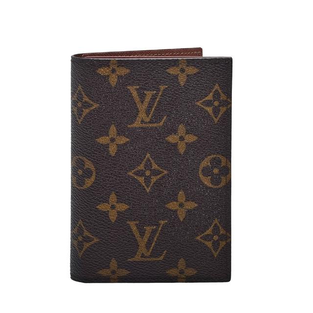 LV LOUIS VUITTON路易威登 M64502 經典 Monogram 帆布印花護照夾 高品質 LOUIS VUITTON 路易威登 M64502 經典 Monogram 帆布印花護照夾,採用咖啡色系設計,外層為帆布材質,內層為牛皮,具備原廠防塵套與品控卡。掀開式開口設計,內部有7個夾層,適合日常使用與收藏。來自歐洲真品,適用男女。