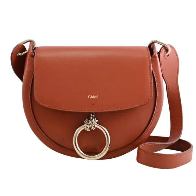 【Chloe’ 蔻依】Arlene 簡約燙金LOGO金屬圓環小牛皮馬鞍包斜背包(紅棕)