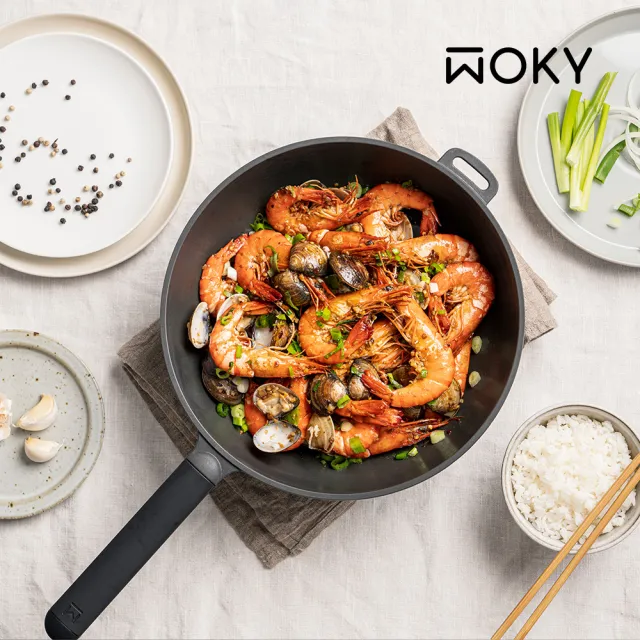 【WOKY 沃廚】恰恰鍋28CM平底煎鍋四件組(含鍋蓋+集水器+鍋刷/無塗層不沾鍋)