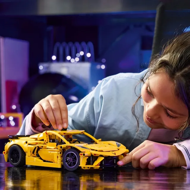 【LEGO 樂高】科技系列 42205 雪佛蘭科爾維特魟魚(Chevrolet Corvette Stingray 跑車模型)