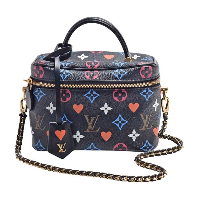 LV LOUIS VUITTON路易威登 M57482 經典彩色 Monogram 帆布牛皮提把化妝包/斜背包 這款 LV M57482 化妝包以經典 Monogram 帆布與牛皮材質打造,擁有黑色與多色選擇,並繡有數字與英文字母圖案,適合女性與中性風格,是歐系精品包款的代表之作。