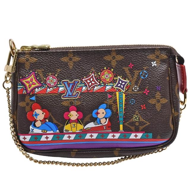 LV LOUIS VUITTON路易威登 M69976 經典 MINI POCHETTE ACCESSOIRES 吉祥物遊樂場玩樂拉鍊迷你手提包 LV LOUIS VUITTON 路易威登 M69976 經典 MINI POCHETTE ACCESSOIRES 吉祥物遊樂場玩樂拉鍊迷你手提包,以咖啡色系牛皮與帆布製成,展現品牌經典設計風格。此款手提包為女性設計,採用拉鍊式開口,方便取用,並配有原廠防塵袋與包裝盒。尺寸為長15.5cm、寬3cm、高10.5cm,提把高度為0,背帶長度為28cm(不可調整)。適合日常搭配,輕巧實用,是收藏與日常使用的理想選擇。