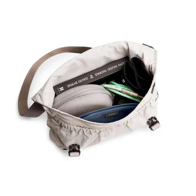 【Bellroy】官方直營 Cinch Messenger 12L 適弛郵差包(燕麥白/斜背包/多夾層/輕便背包)