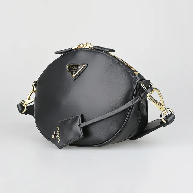 【PRADA 普拉達】PRADA 金字三角鐵牌LOGO小牛皮拉鍊斜背包(迷你/黑)