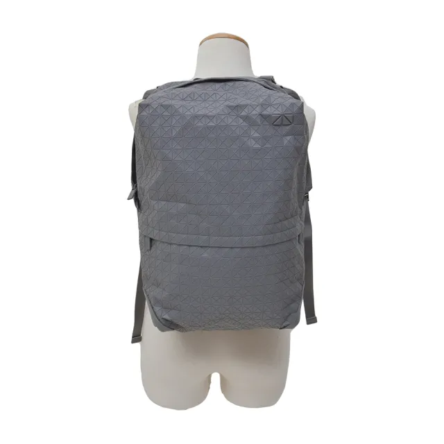 【ISSEY MIYAKE 三宅一生】KURO雙肩後背包(灰)