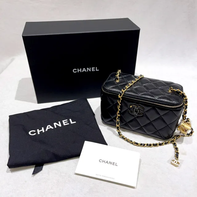 【CHANEL 香奈兒】經典菱格紋羊皮鏈條化妝盒/單肩包(黑金)