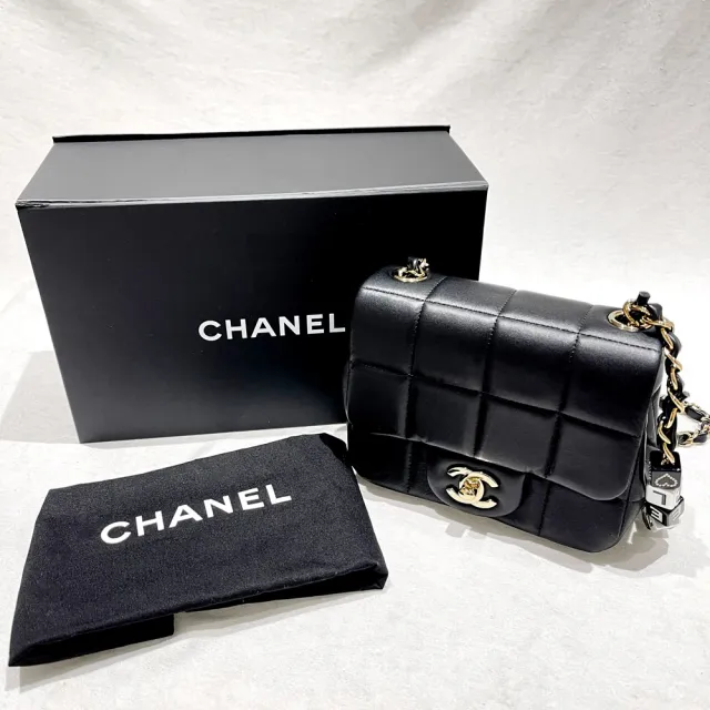 【CHANEL 香奈兒】經典菱格紋雙C LOGO 小羊皮金釦黑白方塊鏈帶翻蓋斜背包/骰子包(黑色)