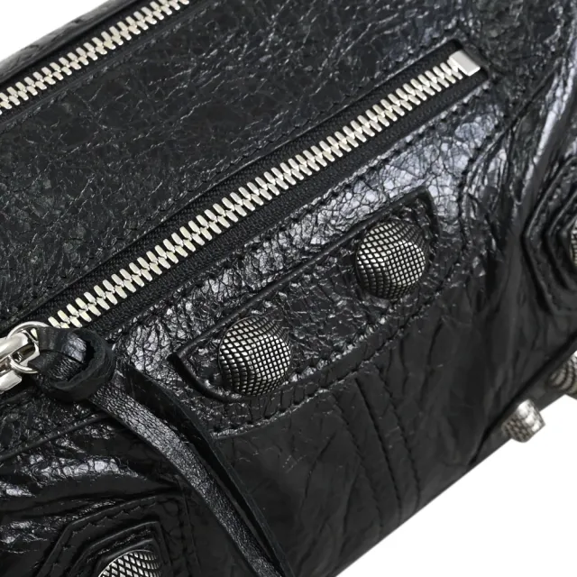 【Balenciaga 巴黎世家】Le Cagole 品牌鉚釘揉製小羊皮肩背包圓筒包(黑)