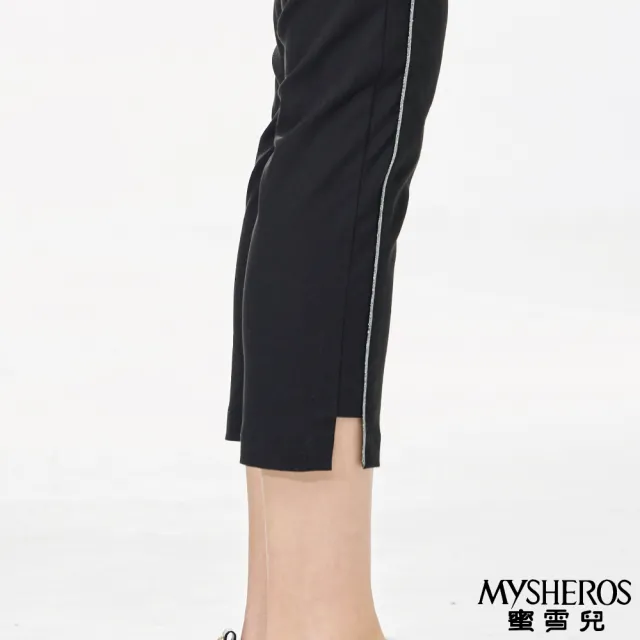 【MYSHEROS 蜜雪兒】休閒造型八分褲 前釦拉鍊後鬆緊 側邊鈕釦縫線 褲腳開杈設計(黑)