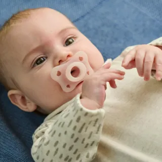 【Chicco 官方直營】輕量柔軟矽膠拇指型安撫奶嘴2入組-0-2m/2-6m(含收納盒)