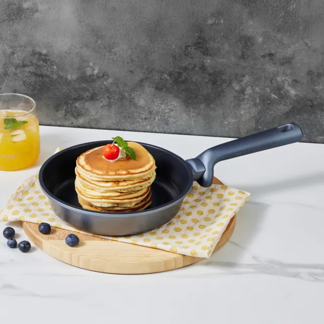 【CorelleBrands 康寧餐具】WORLD KITCHEN 藍寶石鑄造不沾平煎鍋20cm