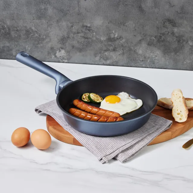【CorelleBrands 康寧餐具】WORLD KITCHEN 藍寶石鑄造不沾平煎鍋28cm
